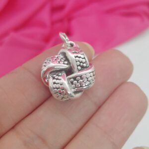 Dije Nudo 2cm aprox.